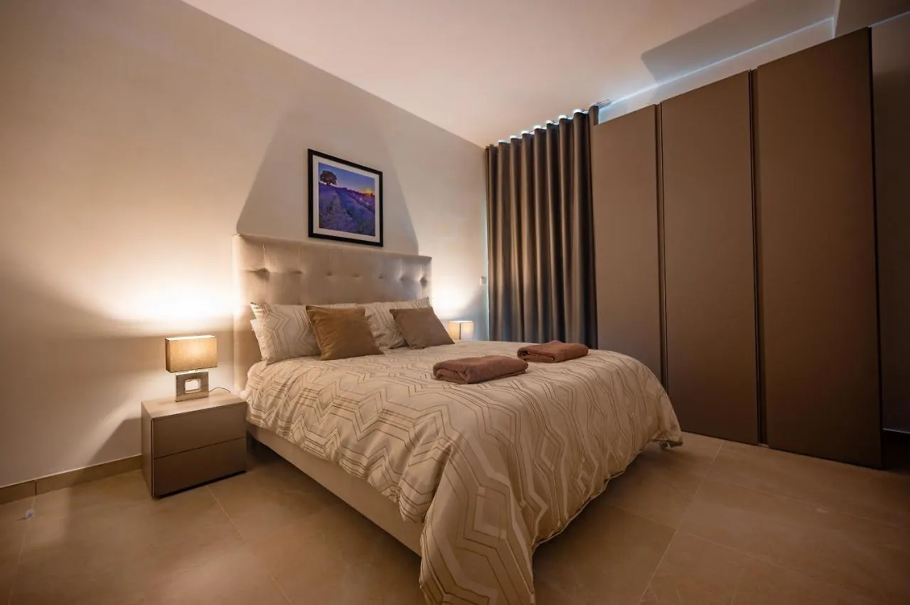 The Address Seafront Suites With Hot Tub Pieta Apartment